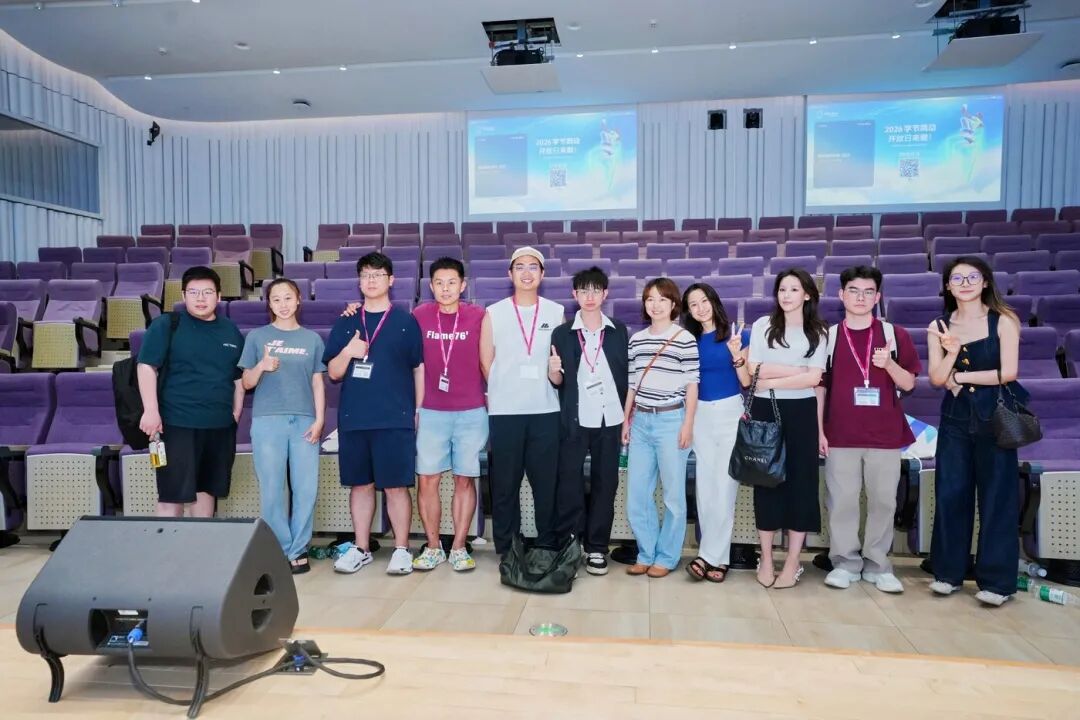 散场后,朋友们继续在现场合影交流
